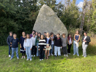 "Du haut de ce menhir, plus de 50 siècles vous contemplent"