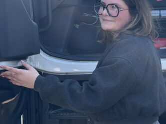 Océane : son rêve conduire un 44 tonnes !