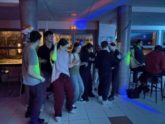 Soirée de Noël des internes : musique, sourires et esprit festif au rdv ! Soirée de Noël des internes : musique, sourires et esprit festif au rdv !