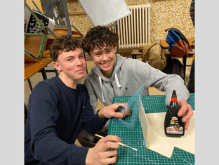 Maquette de la caserne – Étape 2 : on plie, on colle, ça prend forme !