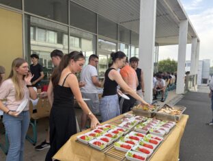 Dernière escale gourmande pour nos internes de Terminales ! Dernière escale gourmande pour nos internes de Terminales !