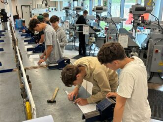 Métal, robots et piscine : une première journée réussie au South Devon College !
