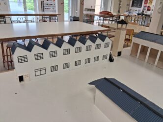 La caserne sort de terre… version miniature !